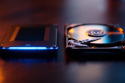découvrez les différences entre ssd et disque dur pour choisir la meilleure solution de stockage de données adaptée à vos besoins.